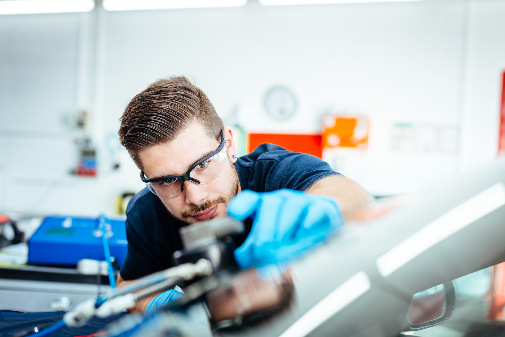 Steinschlagreparatur Fokus auf Mitarbeiter